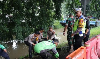 Polresta Bandara Soekarno-Hatta menggelar kerja bakti bertajuk “Bersih-Bersih Serentak Jaya Jayakarta TNI-Polri dan Komponen Masyarakat”